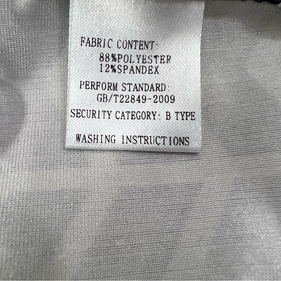 TWO piece geometric print pencil skirt and crop top - Picture 14 of 14